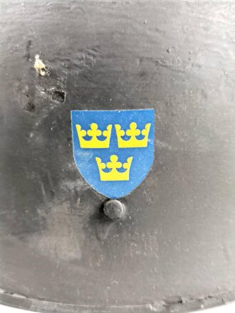 Schweden, Stahlhelm M21/26. Von der schwedischen Armee überlackiertes Stück in gutem Gesamtzustand