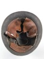 Schweden, Stahlhelm M21/26. Von der schwedischen Armee überlackiertes Stück in gutem Gesamtzustand