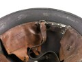 Schweden, Stahlhelm M21/26. Von der schwedischen Armee überlackiertes Stück in gutem Gesamtzustand