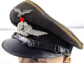 Luftwaffe, Schirmmütze für Mannschaften fliegendes Personal oder Fallschirmtruppe. Der Mützenkörper völlig gebrochen, daher insgesamt ohne steifigkeit, sieht auf einem Kopf aber gut aus. Hersteller aus Wien