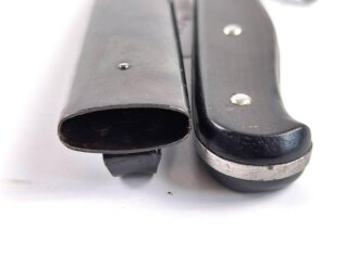 Stiefelmesser aus der Zeit des 2.Weltkrieg im Stil eines Grabendolch aus der Zeit des 1.Weltkrieg. Scheide Originallack, guter Gesamtzustand