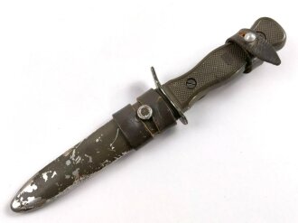 Bundeswehr Kampfmesser alter Art datiert 1970 mit Koppelschuh, Bezeichnung "BW" entfernt