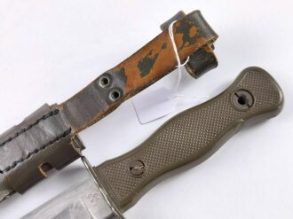 Bundeswehr Kampfmesser alter Art datiert 1970 mit Koppelschuh, Bezeichnung "BW" entfernt