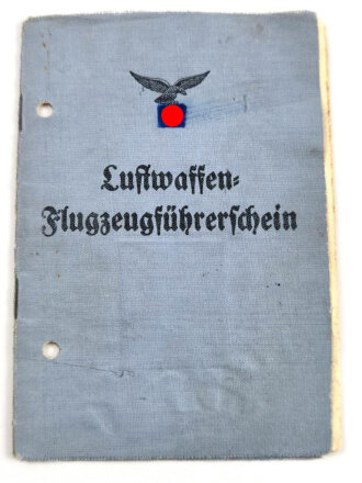 Luftwaffen Flugzeugführerschein, ausgestellt Neuruppin 14.2.1944 , erteilt durch Flugzeugführerschule B2. Die Hakenkreuze übermalt, gelocht