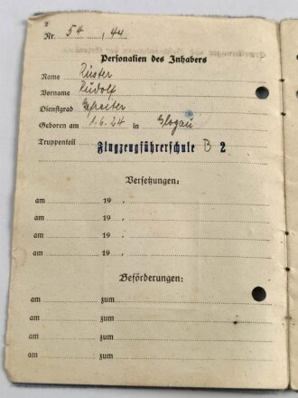 Luftwaffen Flugzeugführerschein, ausgestellt Neuruppin 14.2.1944 , erteilt durch Flugzeugführerschule B2. Die Hakenkreuze übermalt, gelocht