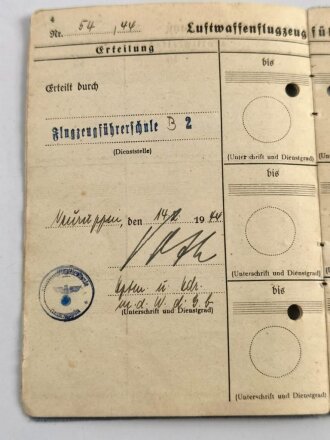 Luftwaffen Flugzeugführerschein, ausgestellt Neuruppin 14.2.1944 , erteilt durch Flugzeugführerschule B2. Die Hakenkreuze übermalt, gelocht