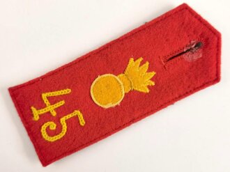 1.Weltkrieg,  einzelne Schulterklappe für einen Angehörigen im Feldartillerie Regiment 45 Altona Rendsburg, Klebstoffreste am Knopfloch