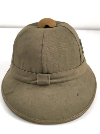 Tropenhelm Wehrmacht, Ausführung in oliv. Innenfutter, Kinnriemen und Adlerschild fehlen, sonst guter Zustand