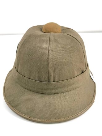 Tropenhelm Wehrmacht, Ausführung in oliv. Innenfutter, Kinnriemen und Adlerschild fehlen, sonst guter Zustand