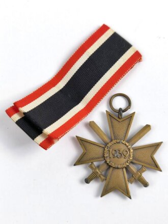 Kriegsverdienstkreuz 2. Klasse 1939 mit Schwertern mit langem Bnd, Hersteller " 110 " im Bandring für " Otto Zappe, Gablonz ", Buntmetall
