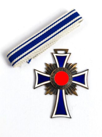 Ehrenkreuz der Deutschen Mutter ( Mutterkreuz ) in Bronze mit ungetragenen Band, Sehr guter Zustand