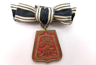 Preussen, tragbares Zivilabzeichen eines Angehörigen in einem Husaren Regiment, Messing, rot lackiert