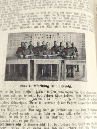 "Der Dienstunterricht im Heere, Ausgabe für den Schützen der Schützenkompanie" Jahrgang 1940, 332 Seiten, mehrere Seiten geklebt, stark gebraucht