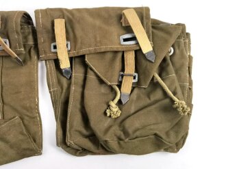 Paar Koppeltaschen für Pioniere der Wehrmacht. Ungetragenes Paar in sehr gutem Zustand, der Verbindungsriemen entfernt. Variante mit weißen Druckknöpfen