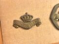 Niederlande , 3 Regimentsabzeichen für Barett oder Schiffchen. gerahmt. Maße des Rahmen 14 x 24,5cm