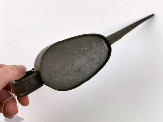 Ölkanne für Fahrzeug K2, Feldgrauer Originallack, Gesamtlänge 29cm, ungebraucht