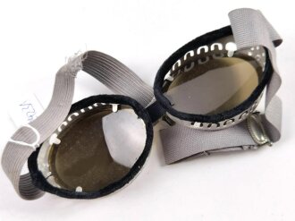 Schutzbrille Wehrmacht mit getönten Gläsern als Blendschutz. Guter Zustand, der Gummizug trocken und ohne Funktion