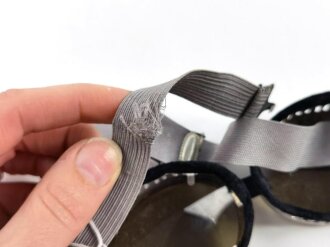 Schutzbrille Wehrmacht mit getönten Gläsern als Blendschutz. Guter Zustand, der Gummizug trocken und ohne Funktion