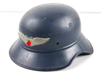 Stahlhelm Luftschutz, wohl ungetragenes Stück in gutem Zustand, das Emblem vollständig erhalten. Eine Niete fehlt