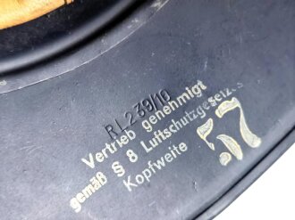 Stahlhelm Luftschutz, wohl ungetragenes Stück in gutem Zustand, das Emblem vollständig erhalten. Eine Niete fehlt