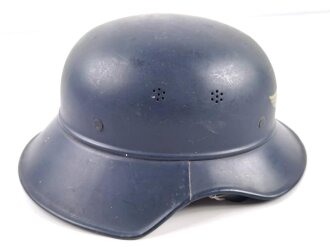 Stahlhelm Luftschutz, wohl ungetragenes Stück in gutem Zustand, das Emblem vollständig erhalten. Eine Niete fehlt