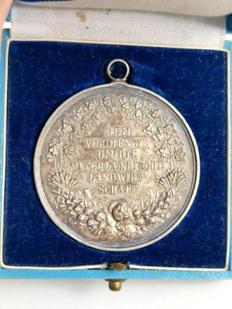 Bayern,  Silbermedaille im zugehörigen Etui "Dem Verdienste um die Vaterländische Landwirtschaft" 45mm Durchmesser, Hersteller Poellath Schrobenhausen 1000 Silber. 58 Gramm.