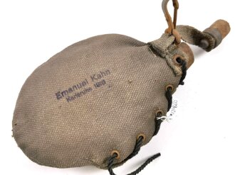Feldflasche Deutsch 1.Weltkrieg, Bezug aus Ersatzmaterial mit deutlich gestempeltem Hersteller "Emanuel Kahn Karlsruhe 1918"