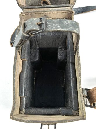 Pionier, Tasche zum Glühzündapparat 37 der Wehrmacht. Ungereinigtes Stück, datiert 1940, der Trageriemen neuzeitlich ergänzt