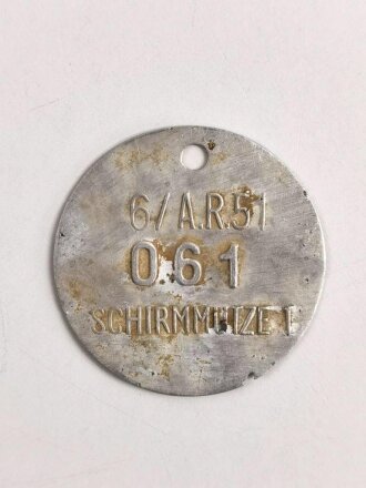 Kleidermarke " Schirmmütze" des 6.A.R. 51. Leichtmetall, grob gereinigt