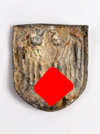 Adlerschild zum Tropenhelm der Wehrmacht. Ungereinigter Bodenfund