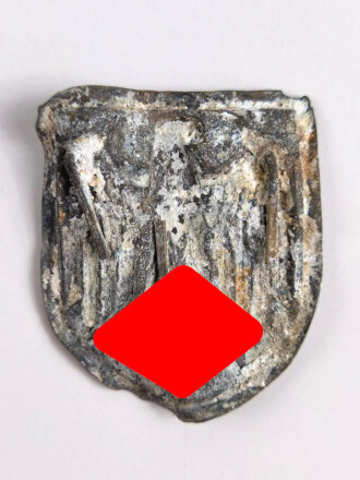 Adlerschild zum Tropenhelm der Wehrmacht. Ungereinigter Bodenfund