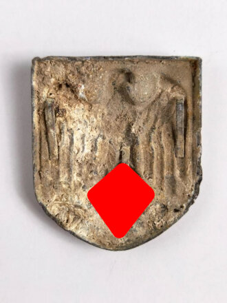 Adlerschild zum Tropenhelm der Wehrmacht. Ungereinigter...