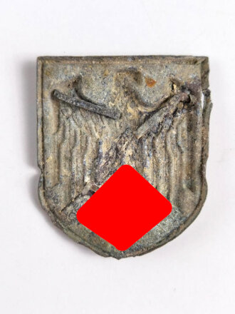 Adlerschild zum Tropenhelm der Wehrmacht. Ungereinigter Bodenfund