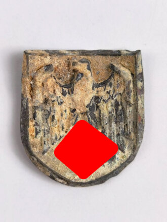 Adlerschild zum Tropenhelm der Wehrmacht. Ungereinigter Bodenfund