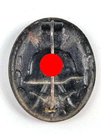 Verwundetenabzeichen 1939 in Schwarz, Rückseitig im Helm mit Hersteller 32 für " W. Hobachter, Wien ", dieser nicht häufig zu finden, magnetisch, Hakenkreuz leicht berieben