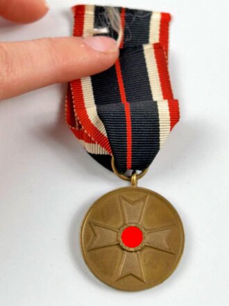 Kriegsverdienstmedaille 1939 am Band, sehr guter Zustand