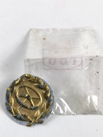 Kraftfahrbewährungsabzeichen in Gold mit Gegenplatte in  in der originalen Chellophantüte