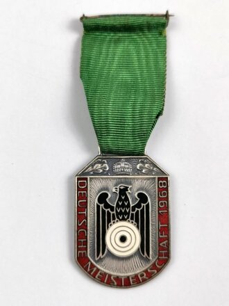 Deutscher Schützenbund, tragbares Abzeichen " Deutsche Meisterschaft 1968" Teilemailliert, Breite 33mm
