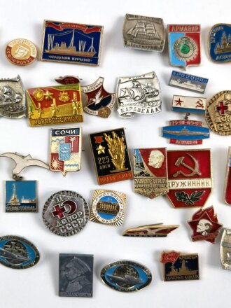 Russland nach 1945, Konvolut von  Leichtmetallabzeichen aller Art