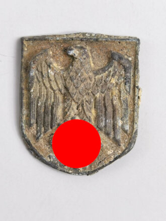 Adlerschild zum Tropenhelm der Wehrmacht. Ungereinigter Bodenfund