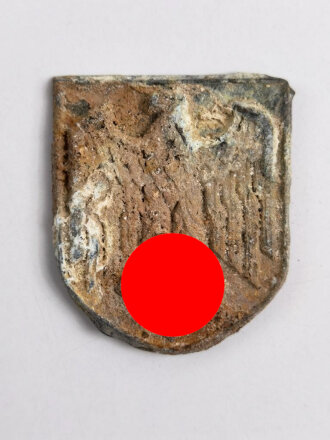 Adlerschild zum Tropenhelm der Wehrmacht. Ungereinigter Bodenfund