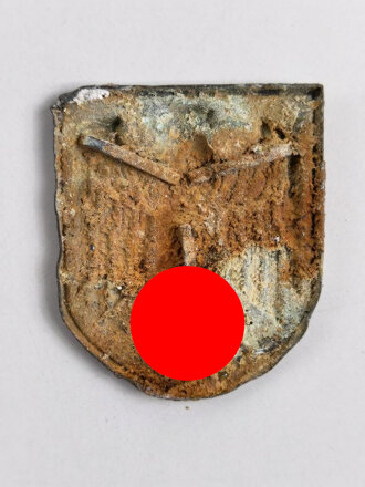 Adlerschild zum Tropenhelm der Wehrmacht. Ungereinigter Bodenfund