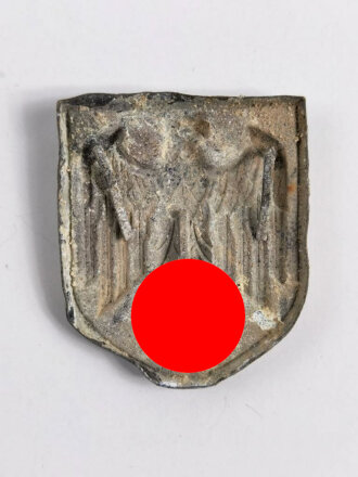 Adlerschild zum Tropenhelm der Wehrmacht. Ungereinigter Bodenfund