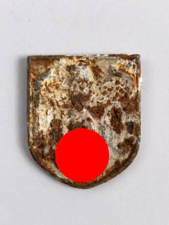 Adlerschild zum Tropenhelm der Wehrmacht. Ungereinigter Bodenfund