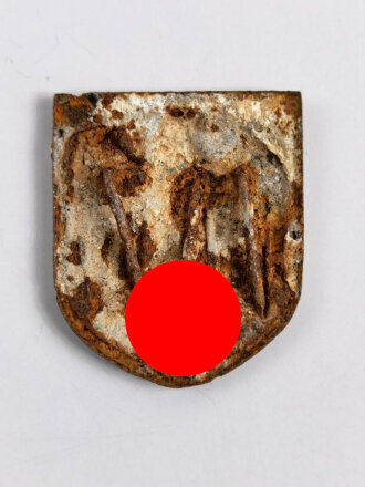 Adlerschild zum Tropenhelm der Wehrmacht. Ungereinigter Bodenfund