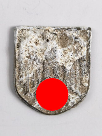 Adlerschild zum Tropenhelm der Wehrmacht. Ungereinigter Bodenfund