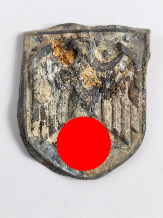 Adlerschild zum Tropenhelm der Wehrmacht. Ungereinigter Bodenfund