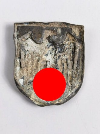 Adlerschild zum Tropenhelm der Wehrmacht. Ungereinigter Bodenfund