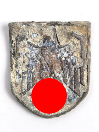 Adlerschild zum Tropenhelm der Wehrmacht. Ungereinigter Bodenfund