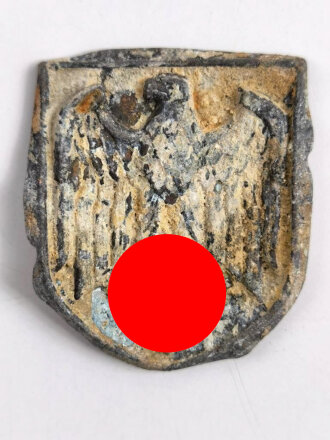 Adlerschild zum Tropenhelm der Wehrmacht. Ungereinigter Bodenfund